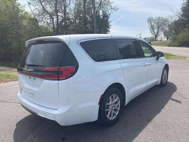 Used 2023 Chrysler Pacifica Touring-L FWD image 3