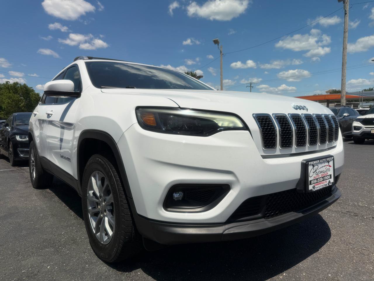 Used 2019 Jeep Cherokee Latitude Plus w/ Comfort/Convenience Group AWD/4WD image 3