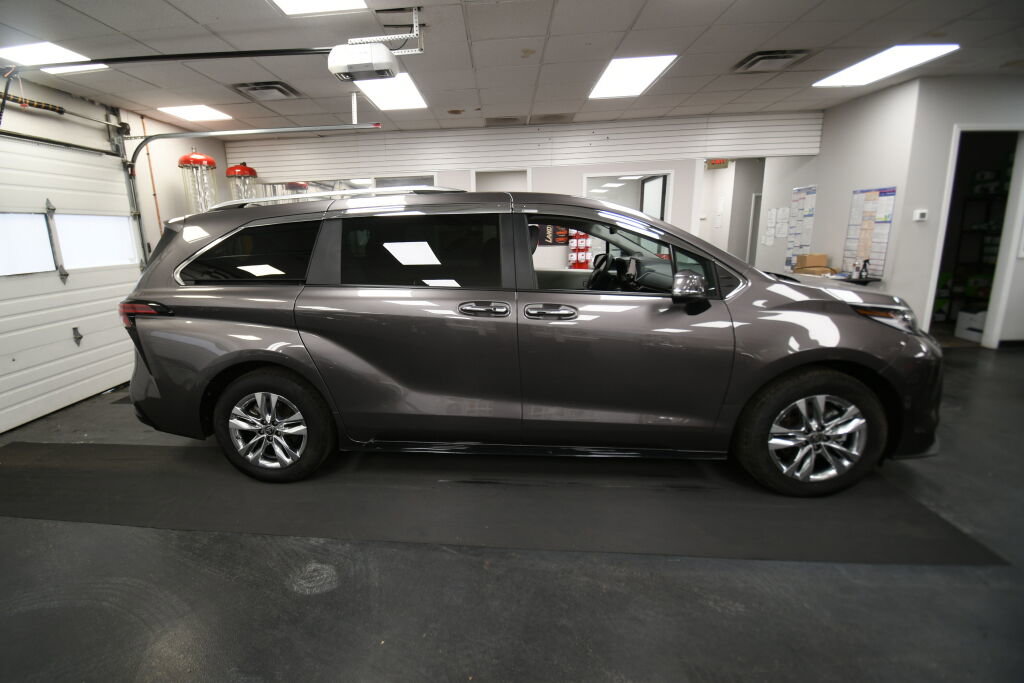 Used 2024 Toyota Sienna Limited image 9