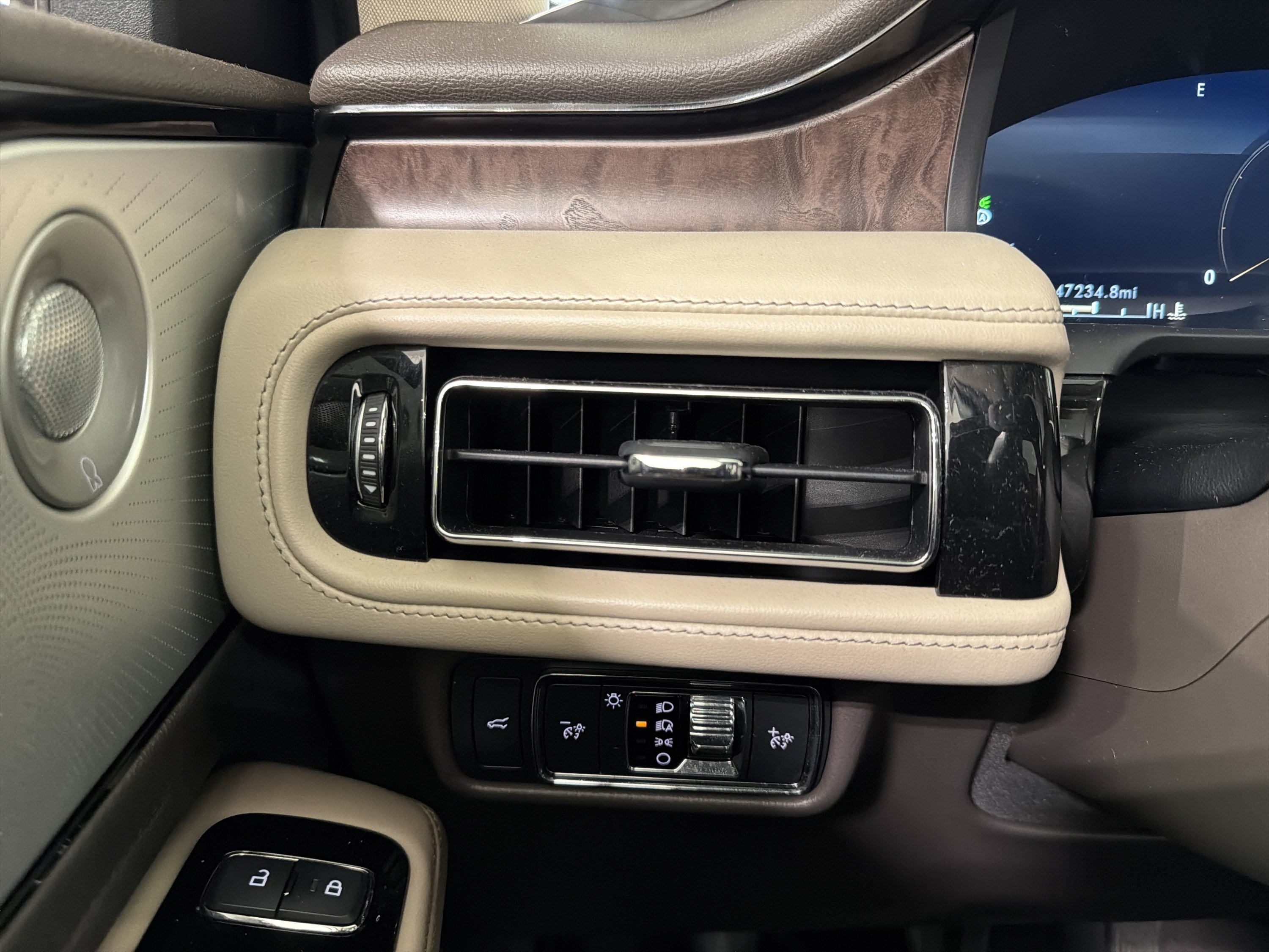 Used 2022 Lincoln Aviator Reserve w/ Equipment Group 201A AWD/4WD image 19
