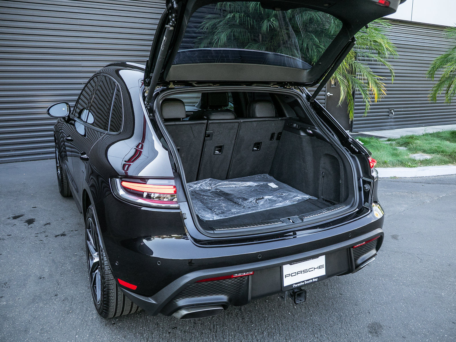 Certified 2023 Porsche Macan AWD/4WD image 22
