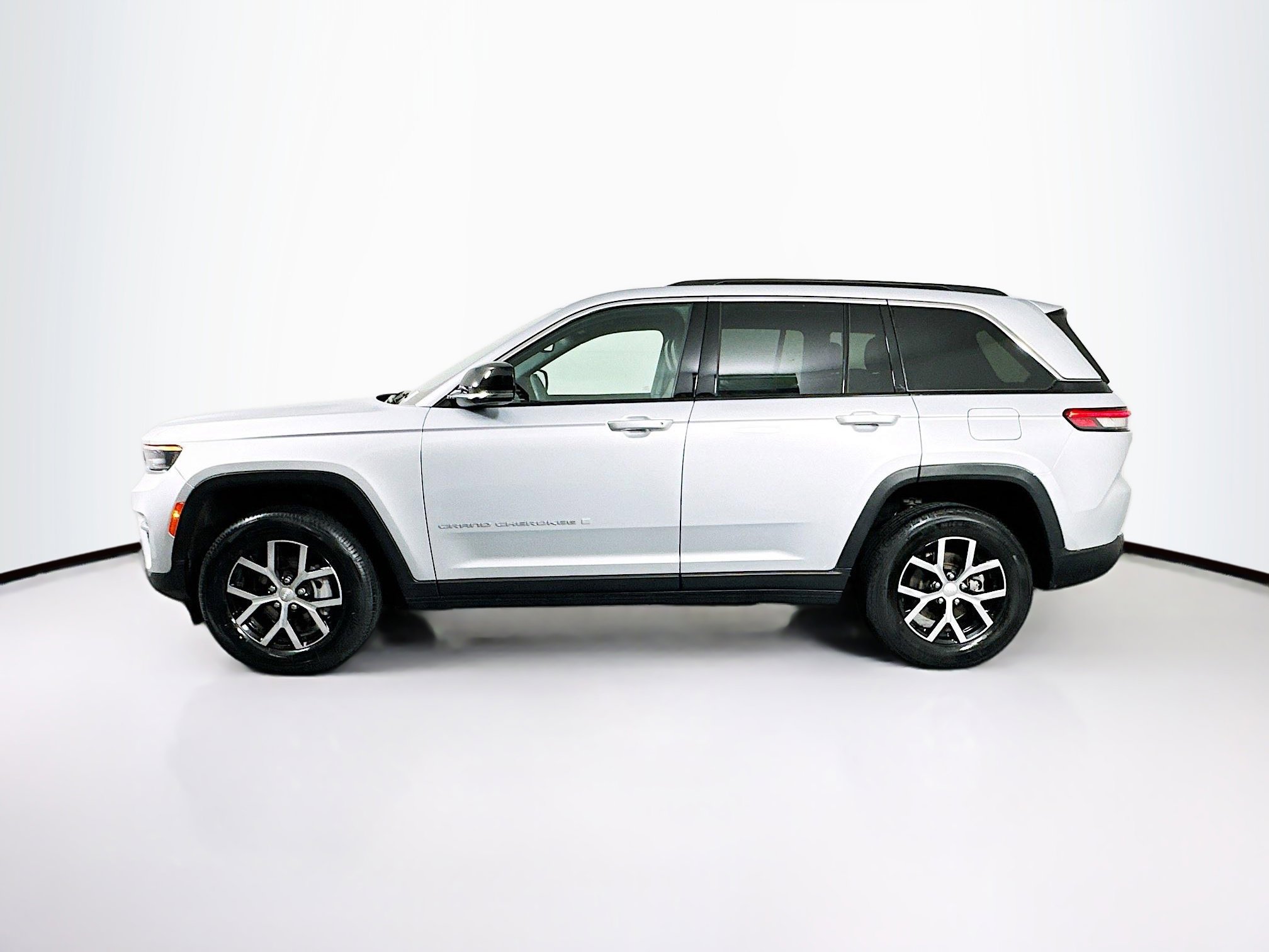 Used 2024 Jeep Grand Cherokee Limited image 4
