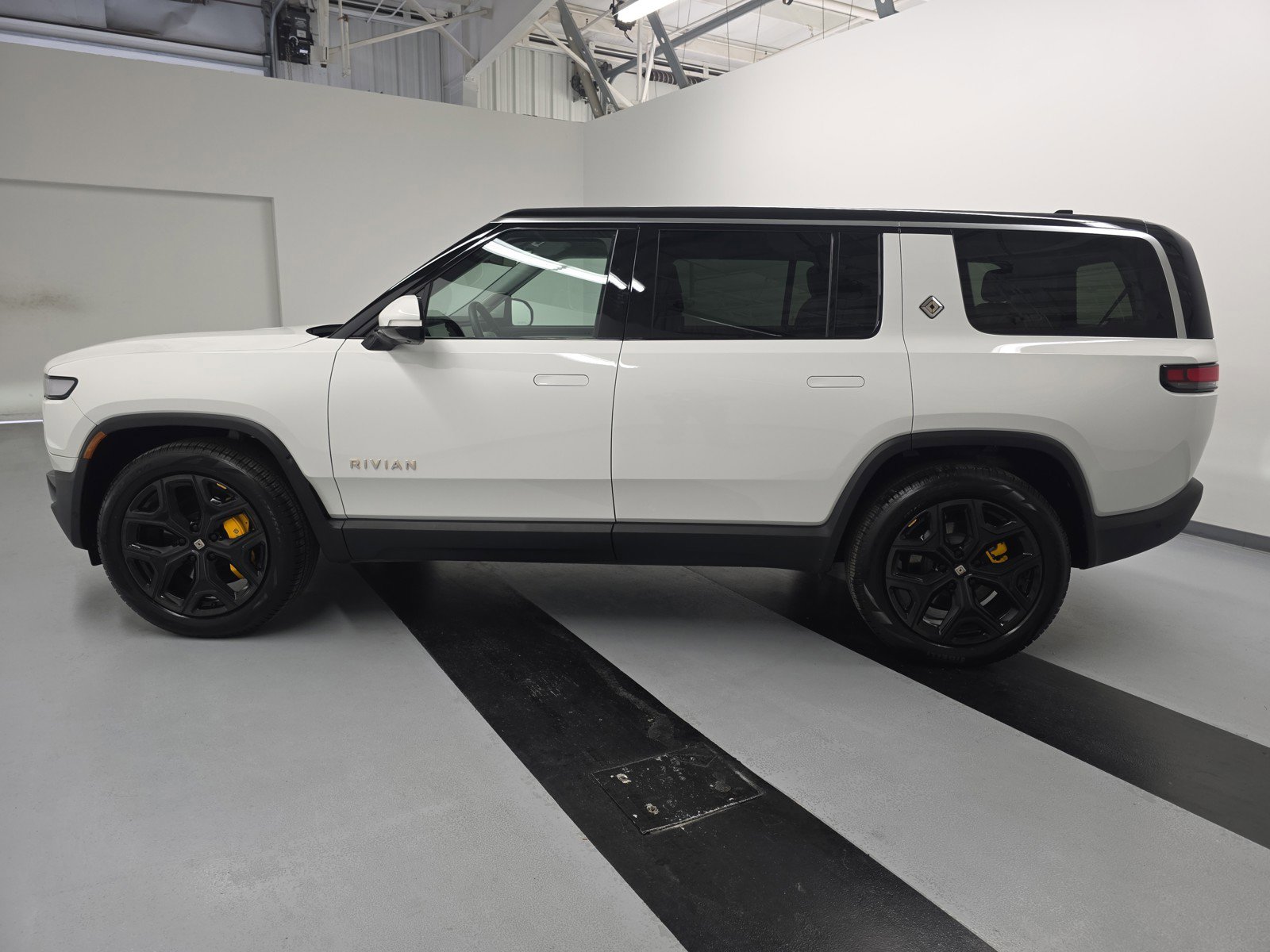 Used 2024 Rivian R1S Adventure image 2