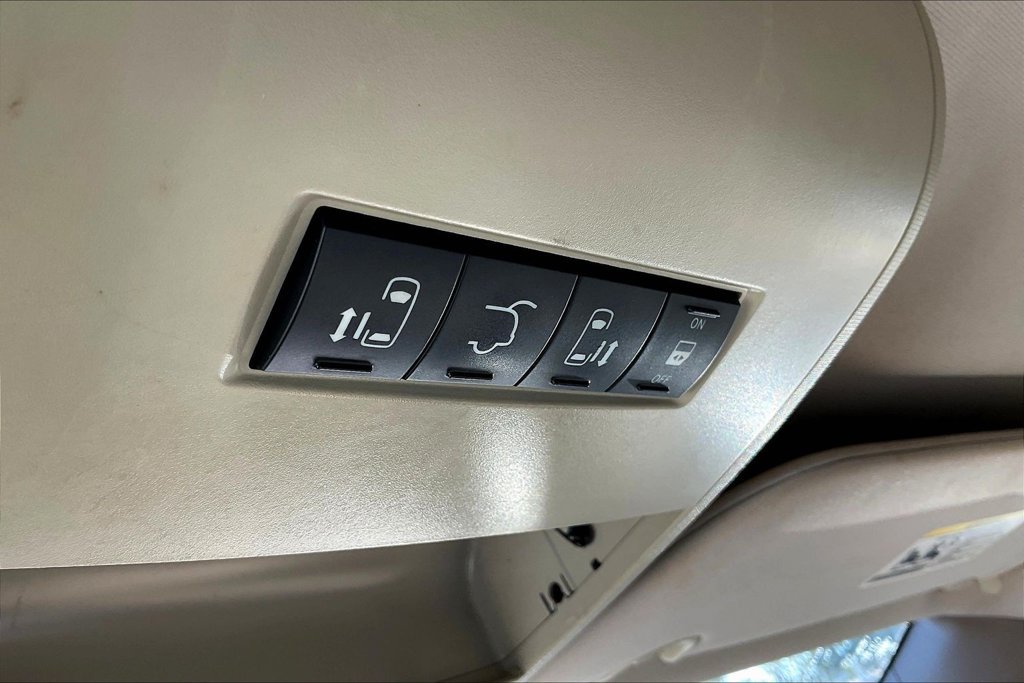Used 2015 Chrysler Town & Country Touring FWD image 15