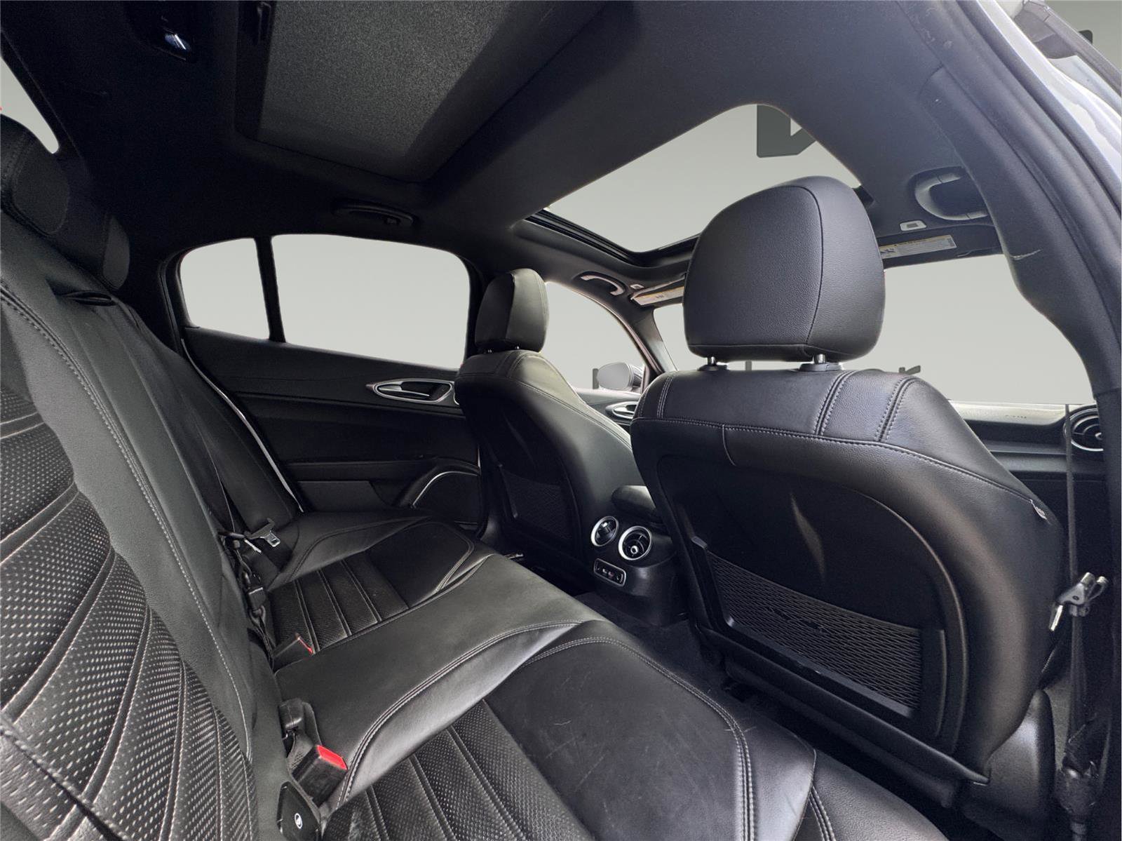 Used 2023 Alfa Romeo Giulia Veloce image 21