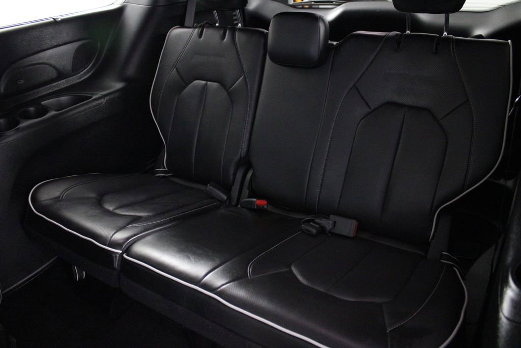 Used 2025 Chrysler Pacifica Limited image 19