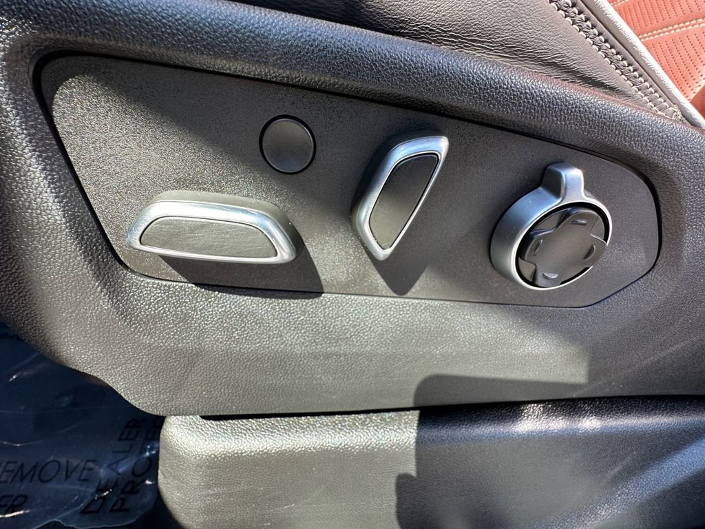 Used 2023 GMC Yukon XL Denali Ultimate image 10