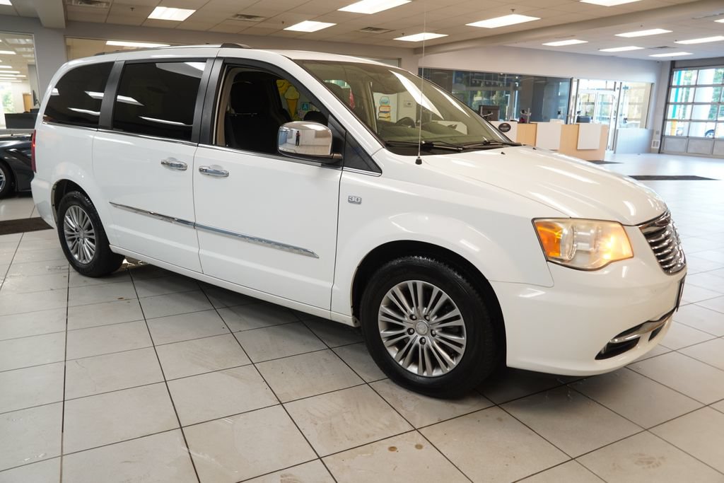 Used 2014 Chrysler Town & Country Touring-L FWD image 15
