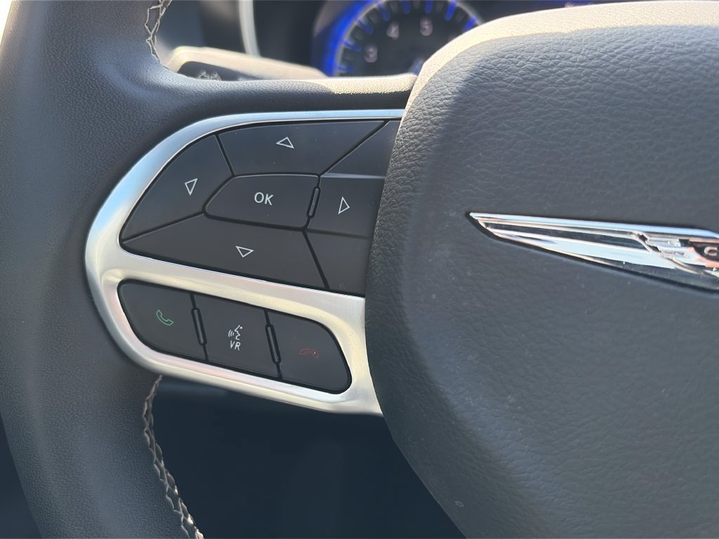 Used 2025 Chrysler Pacifica Select FWD image 18