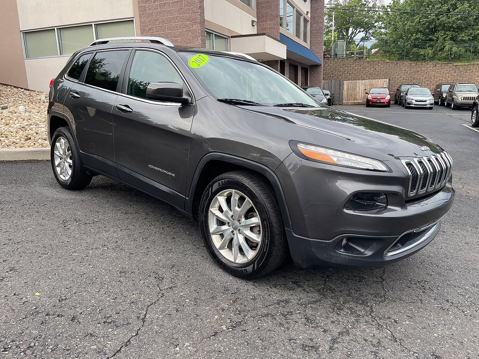 Used 2017 Jeep Cherokee Limited image 2