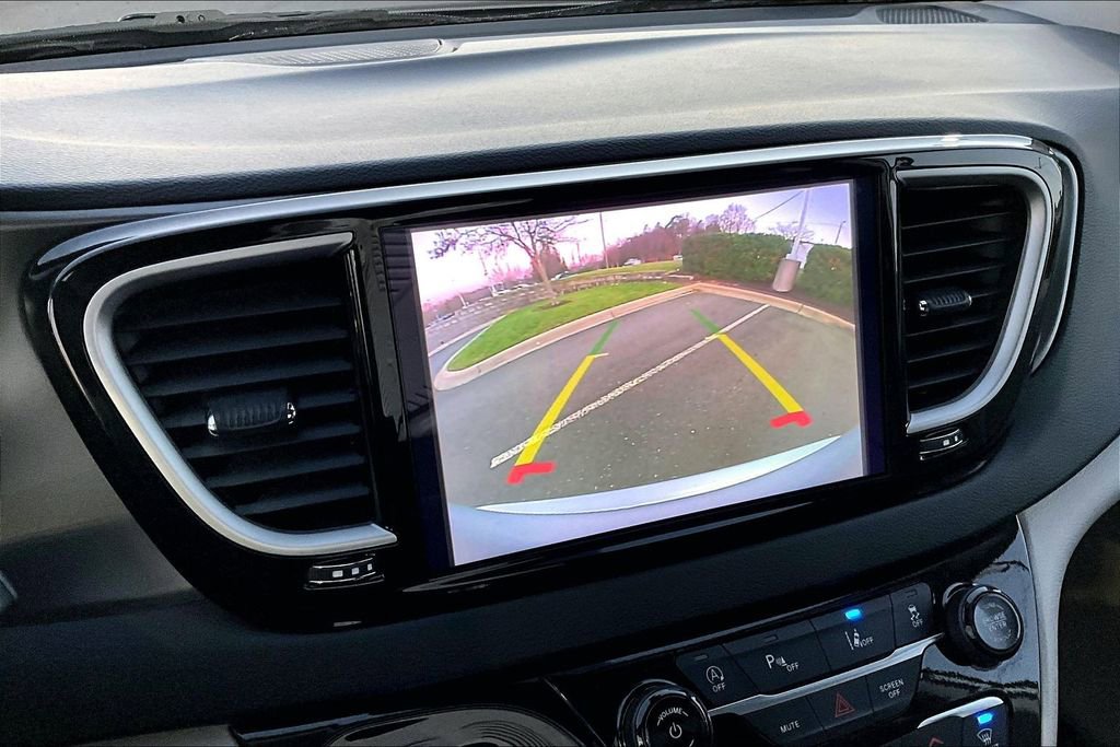 Used 2024 Chrysler Pacifica Touring-L image 11
