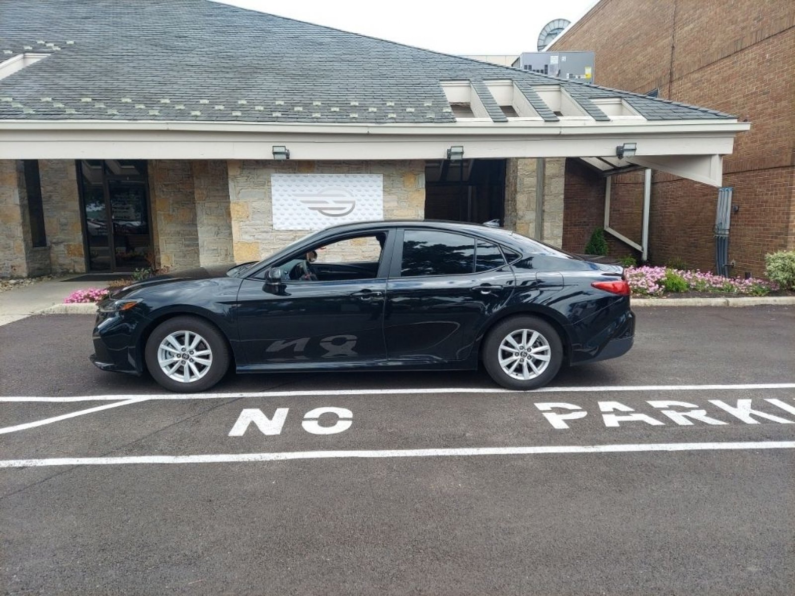 Used 2025 Toyota Camry LE FWD image 5