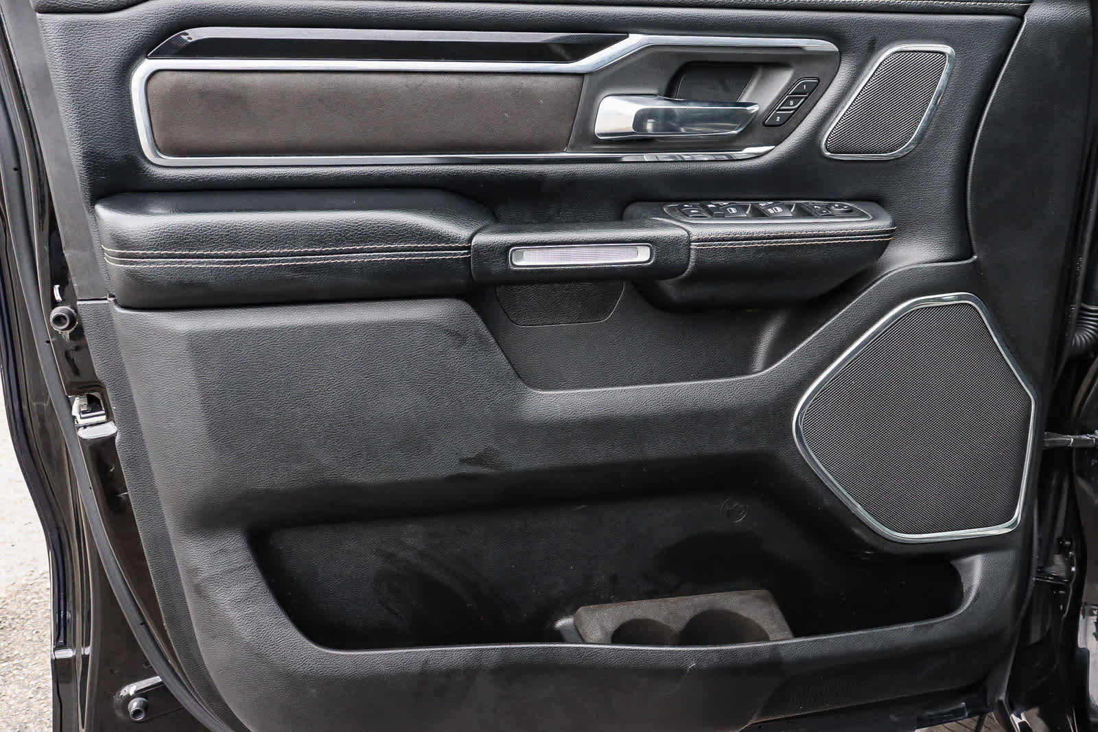 Used 2019 RAM 1500 Laramie RWD image 28