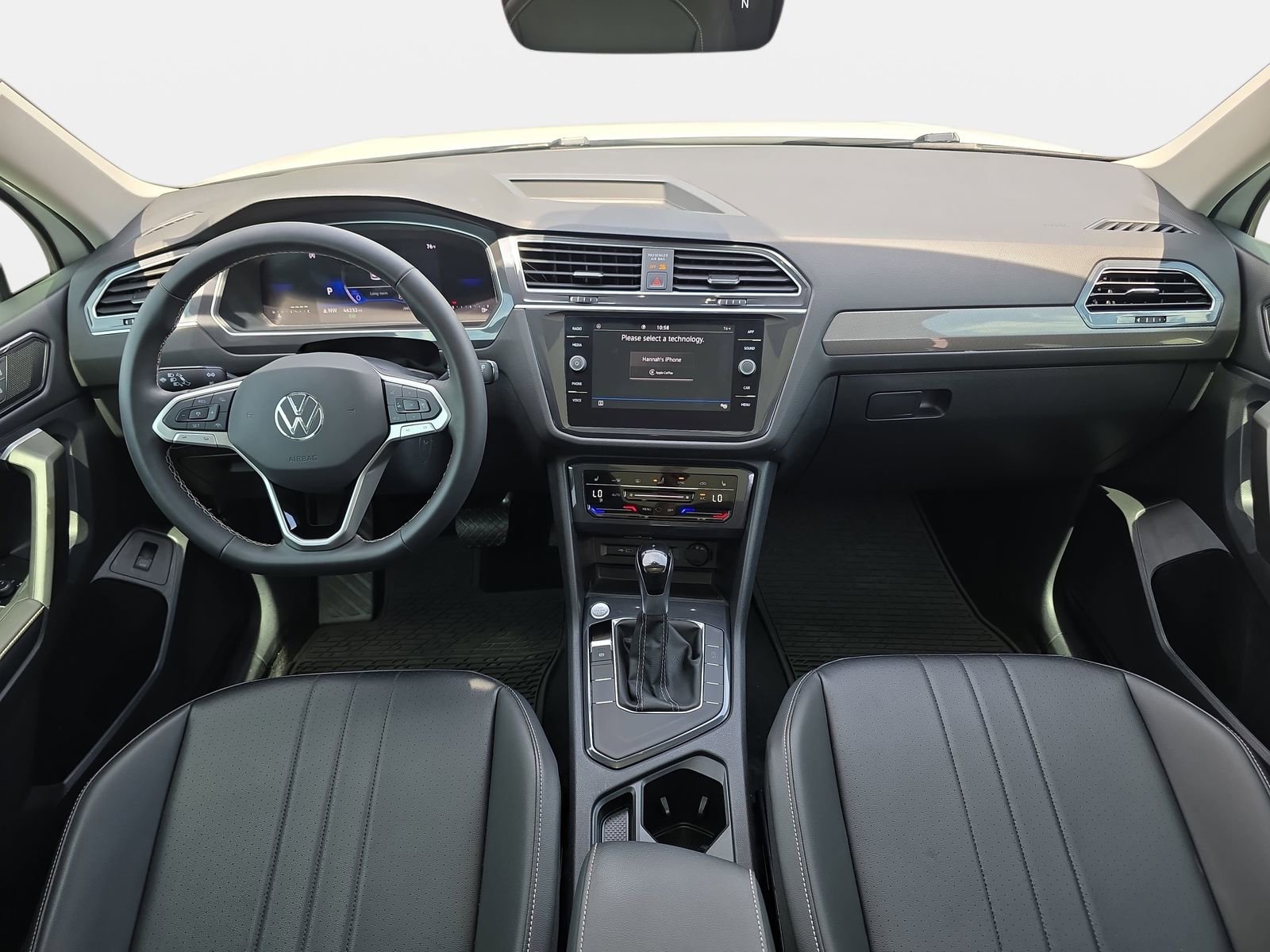 Used 2024 Volkswagen Tiguan SE w/ Panoramic Sunroof Package FWD image 9