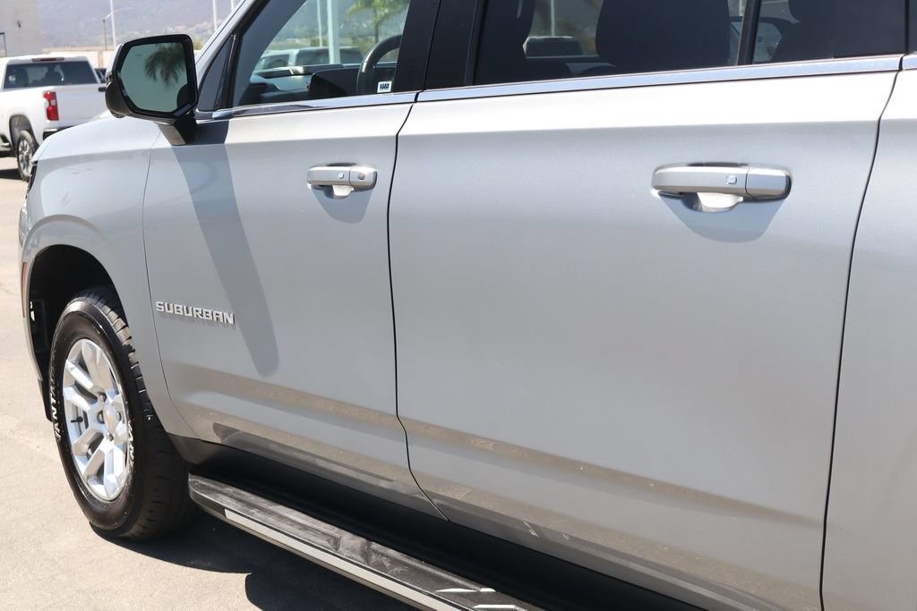 Used 2025 Chevrolet Suburban LT AWD/4WD image 17