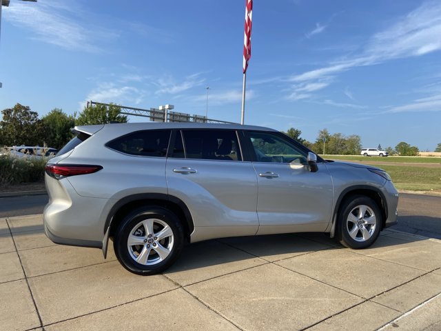 Used 2023 Toyota Highlander LE AWD/4WD image 12