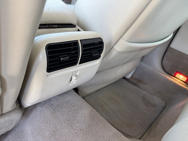 Used 2001 Lincoln Town Car Cartier image 12