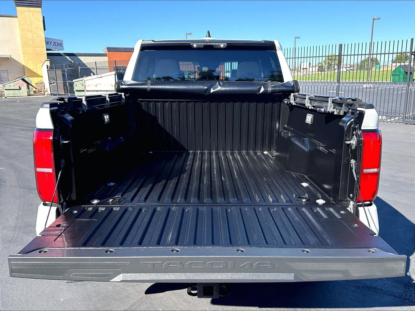 Used 2025 Toyota Tacoma SR5 AWD/4WD image 38