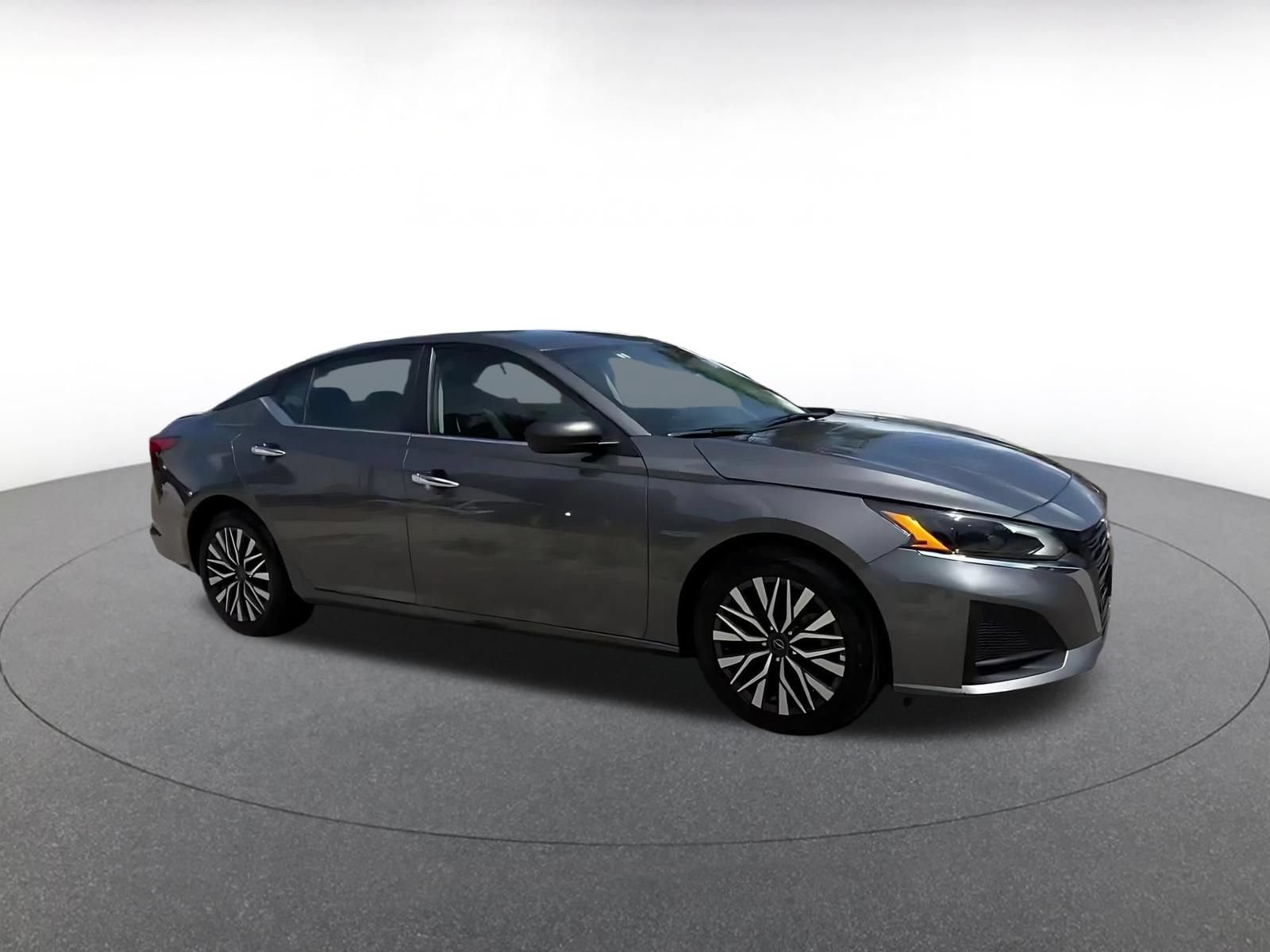 Used 2025 Nissan Altima 2.5 SV FWD image 2