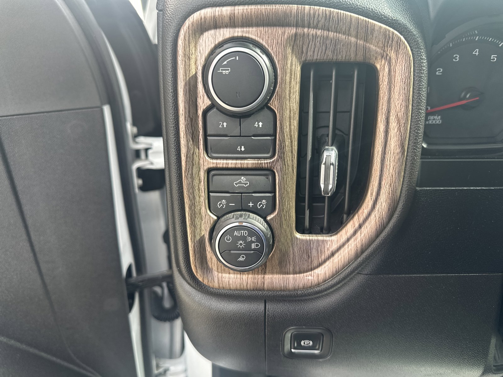 Used 2022 Chevrolet Silverado 2500 Custom w/ Custom Value Package AWD/4WD image 10