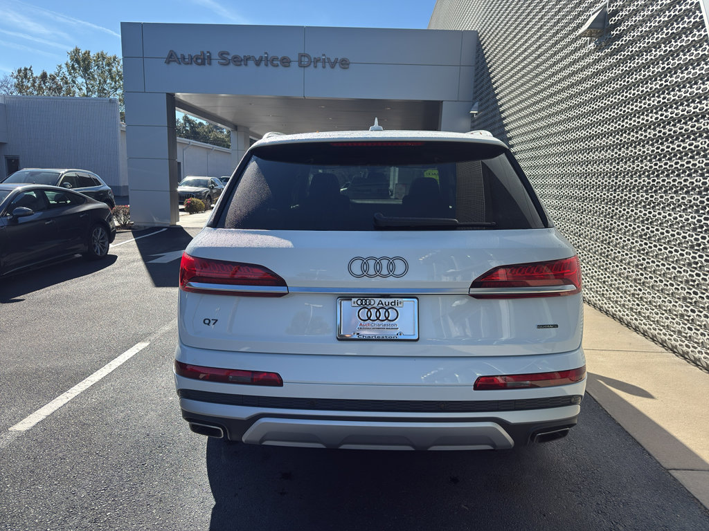 Used 2025 Audi Q7 Premium w/ Convenience Package image 4
