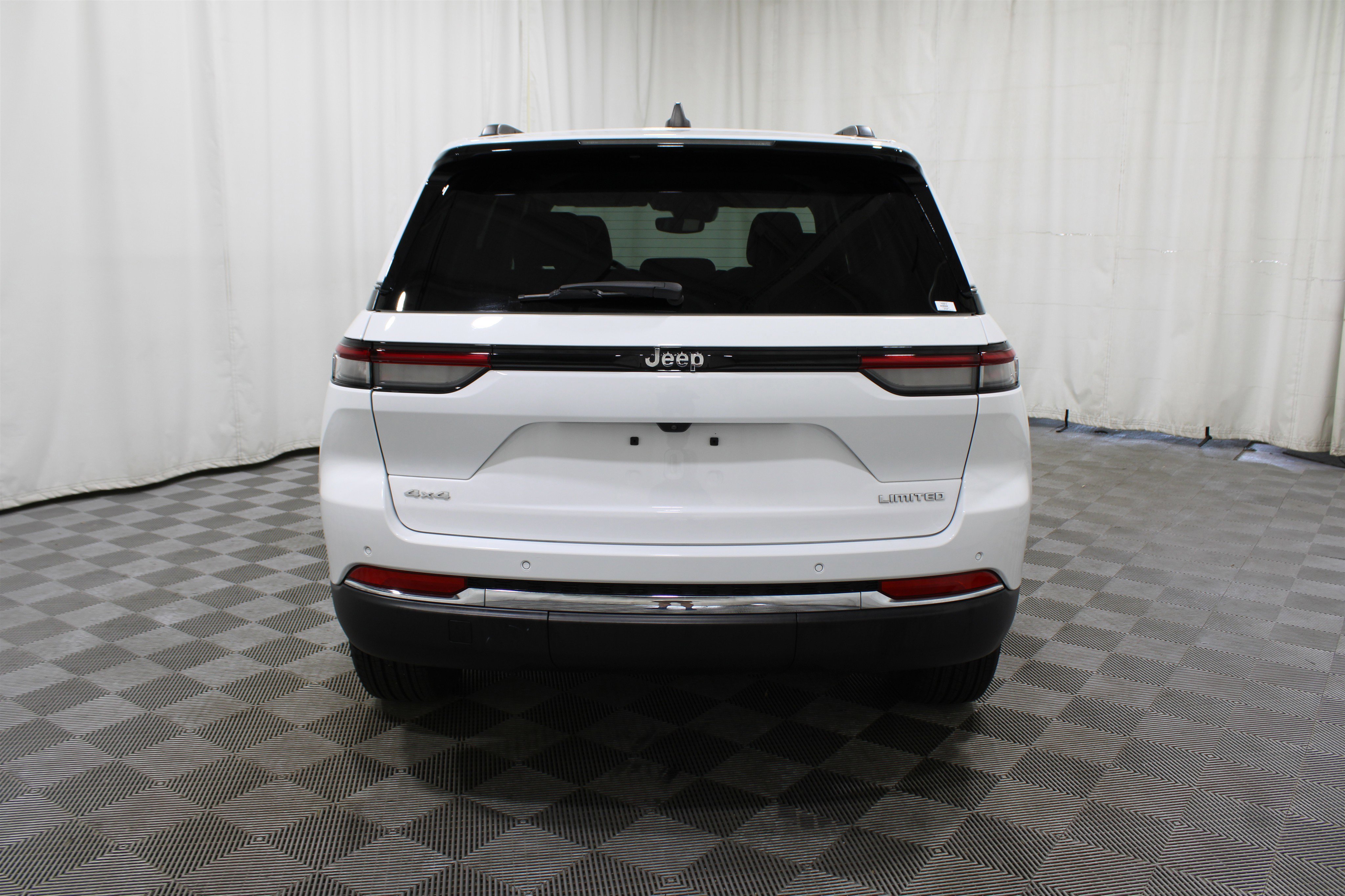 Used 2024 Jeep Grand Cherokee Limited image 28