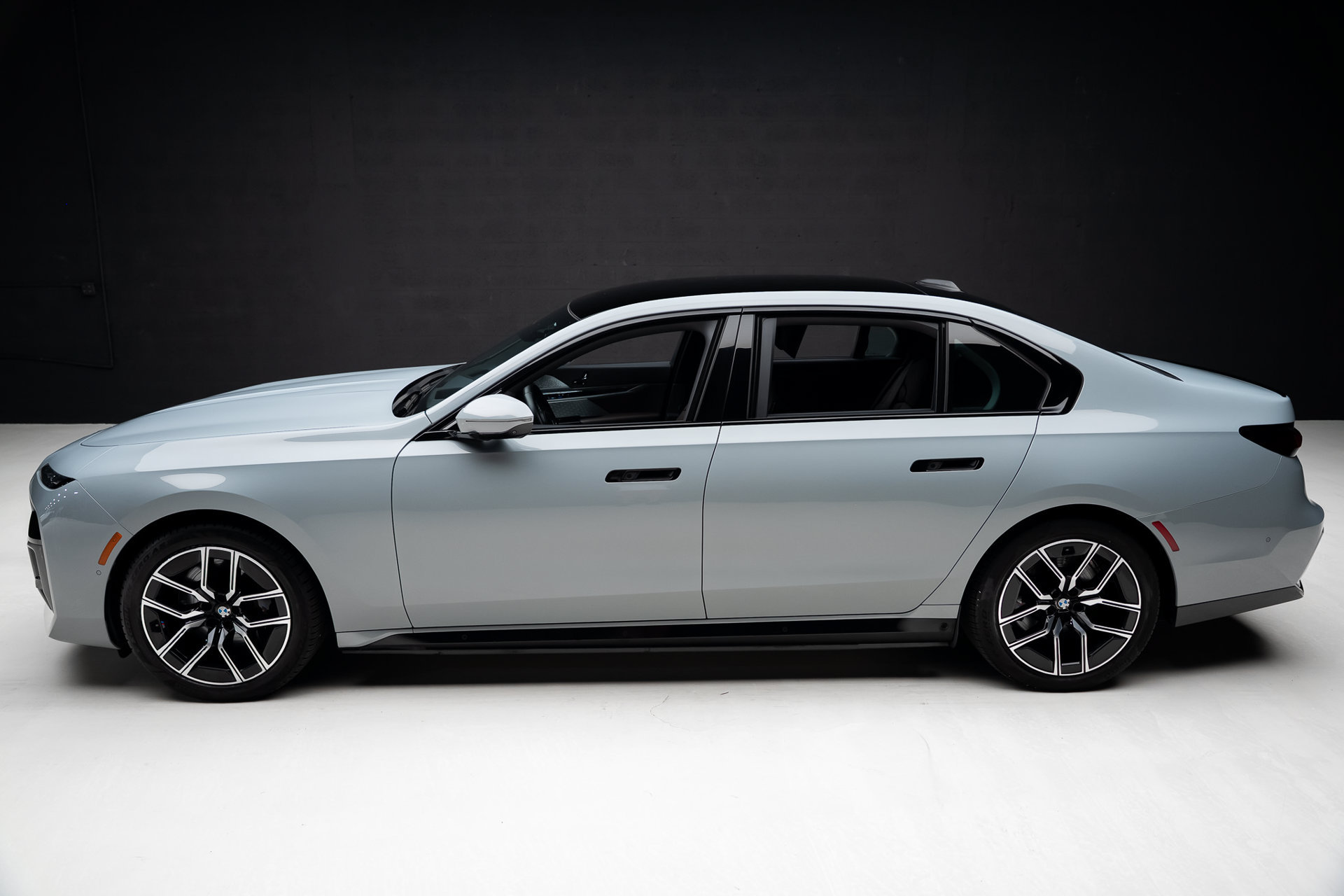 Used 2024 BMW i7 xDrive60 w/ Executive Package AWD/4WD image 17