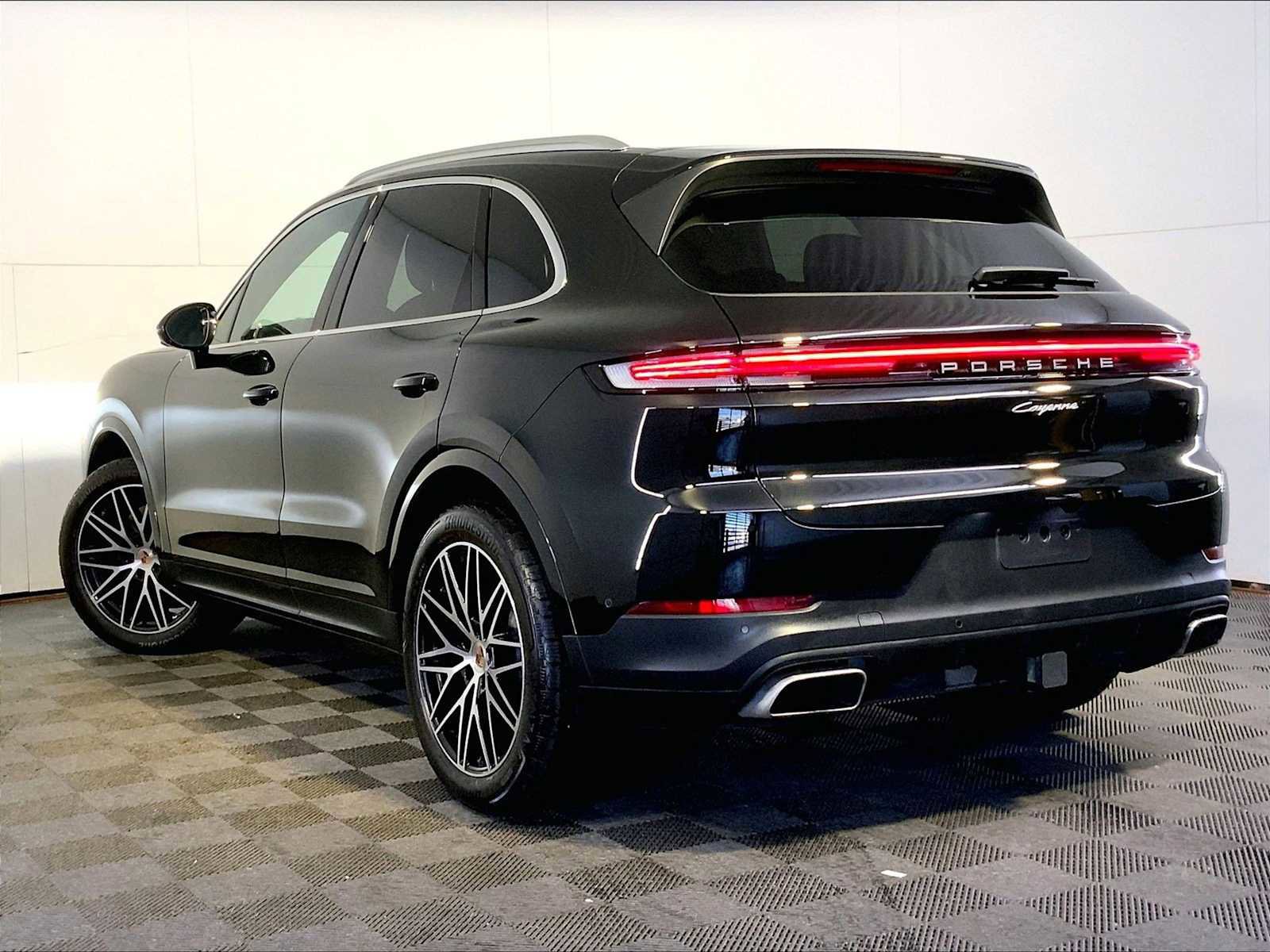 Certified 2025 Porsche Cayenne image 3