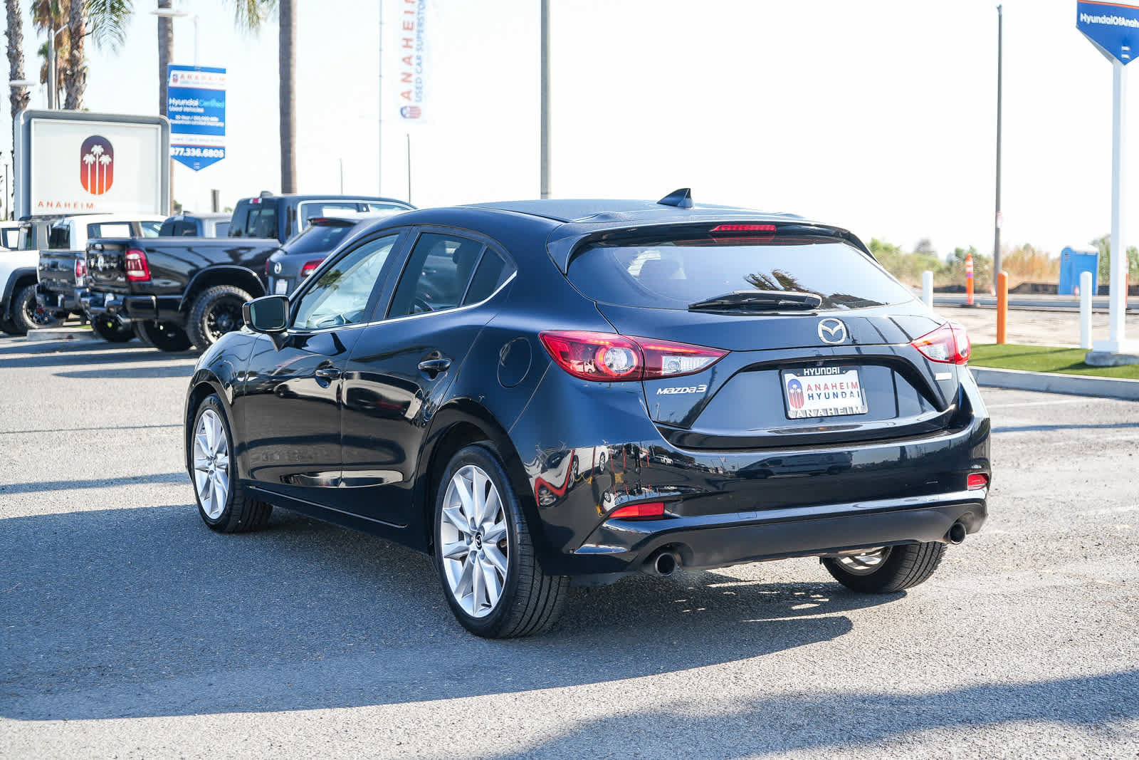 Used 2017 MAZDA MAZDA3 Grand Touring w/ Premium Equipment Package FWD image 9