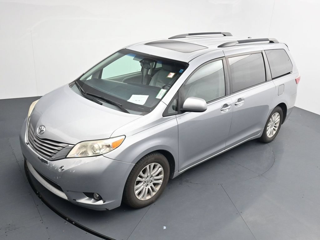 Used 2015 Toyota Sienna XLE w/ Four Season Floor Mat Package FWD image 12