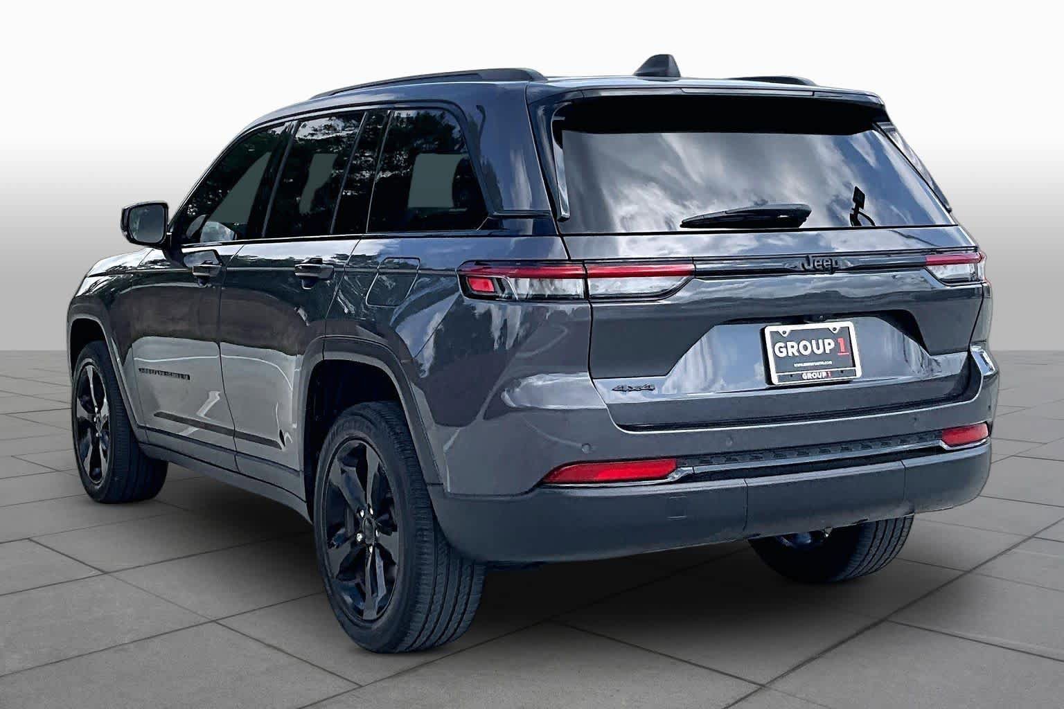 Used 2023 Jeep Grand Cherokee Altitude AWD/4WD image 12