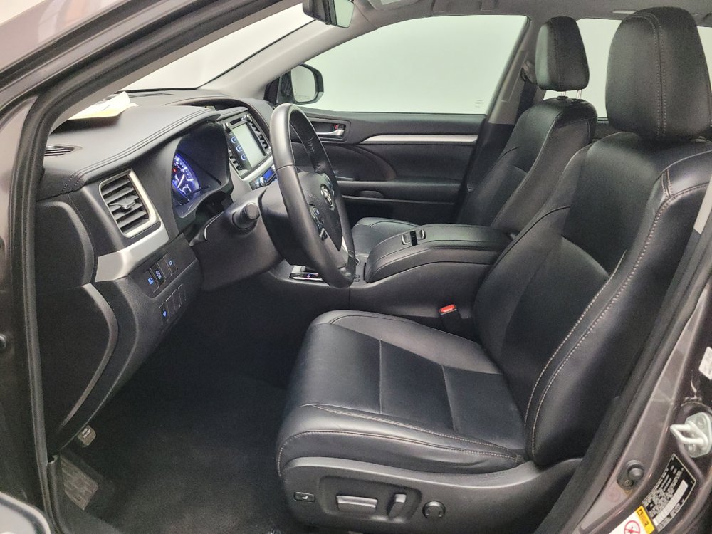 Used 2019 Toyota Highlander XLE image 17