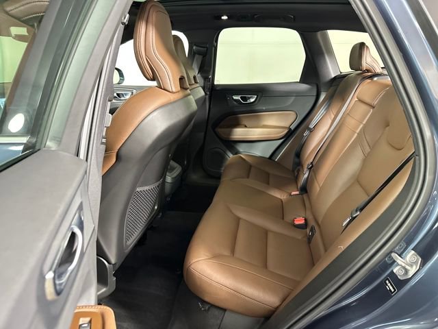 Used 2022 Volvo XC60 B5 Momentum w/ Climate Package image 24