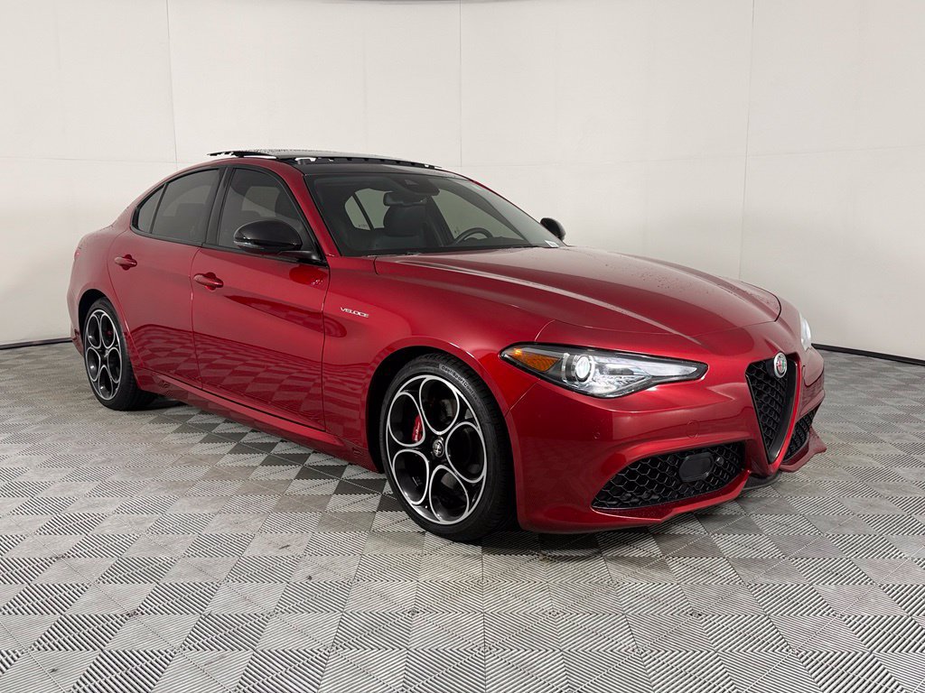 Used 2023 Alfa Romeo Giulia Veloce RWD image 4