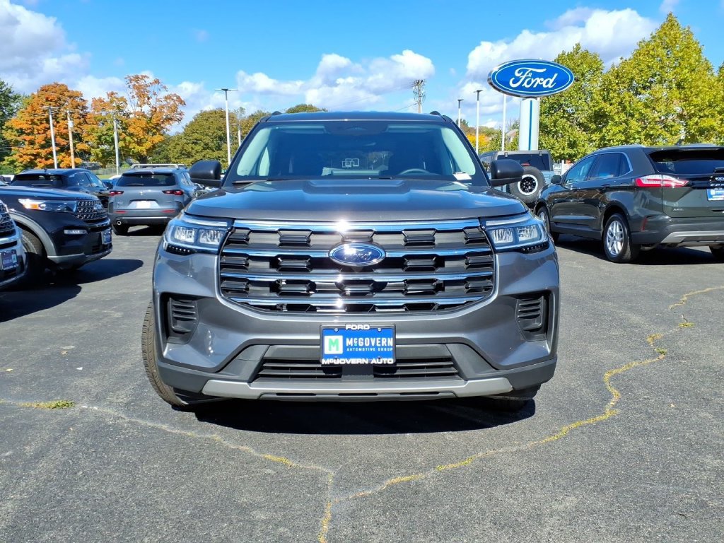 Used 2025 Ford Explorer Active AWD/4WD image 3