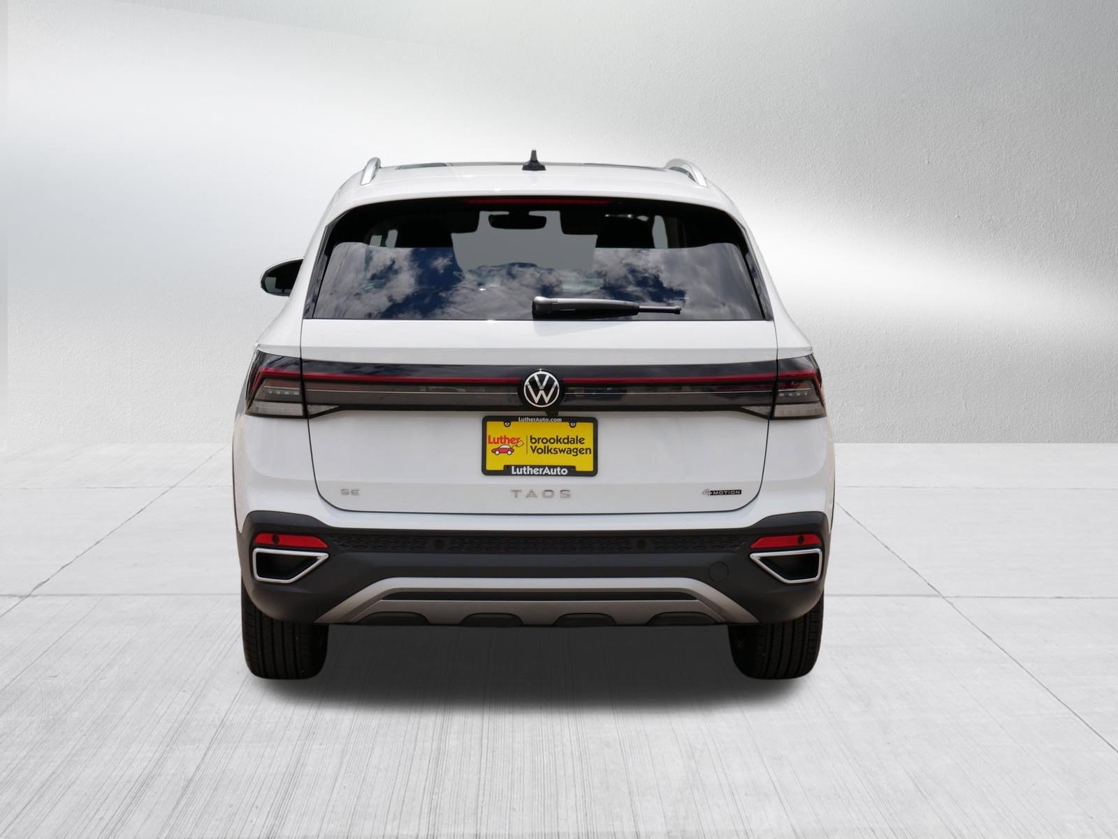 Used 2025 Volkswagen Taos SE w/ Panoramic Sunroof Package AWD/4WD image 6
