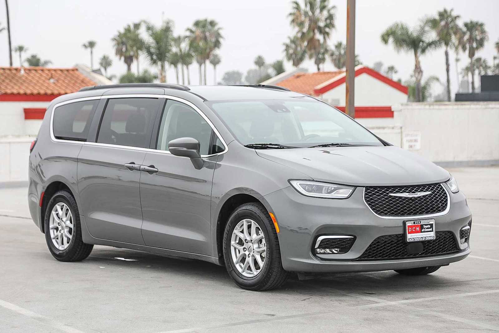 Used 2022 Chrysler Pacifica Touring-L image 4