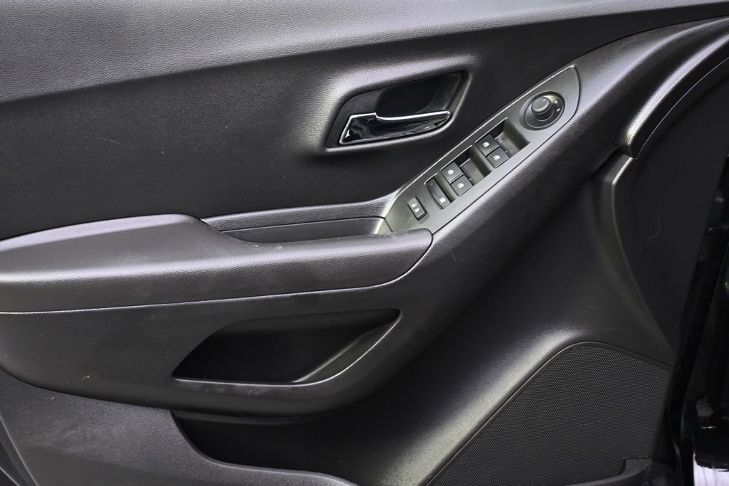 Used 2019 Chevrolet Trax LT w/ LT Convenience Package image 21