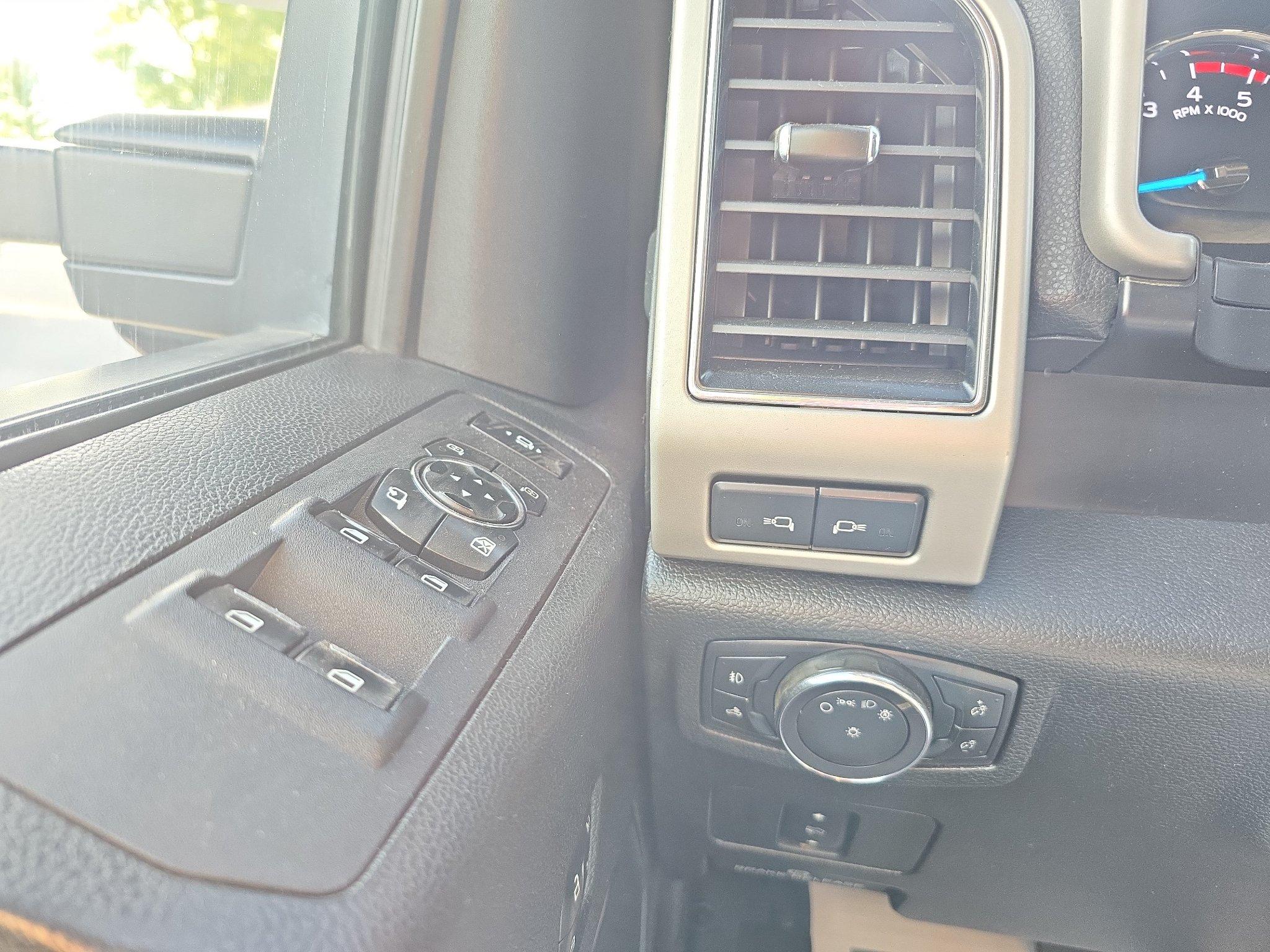 Used 2020 Ford F350 Lariat w/ Lariat Value Package AWD/4WD image 25