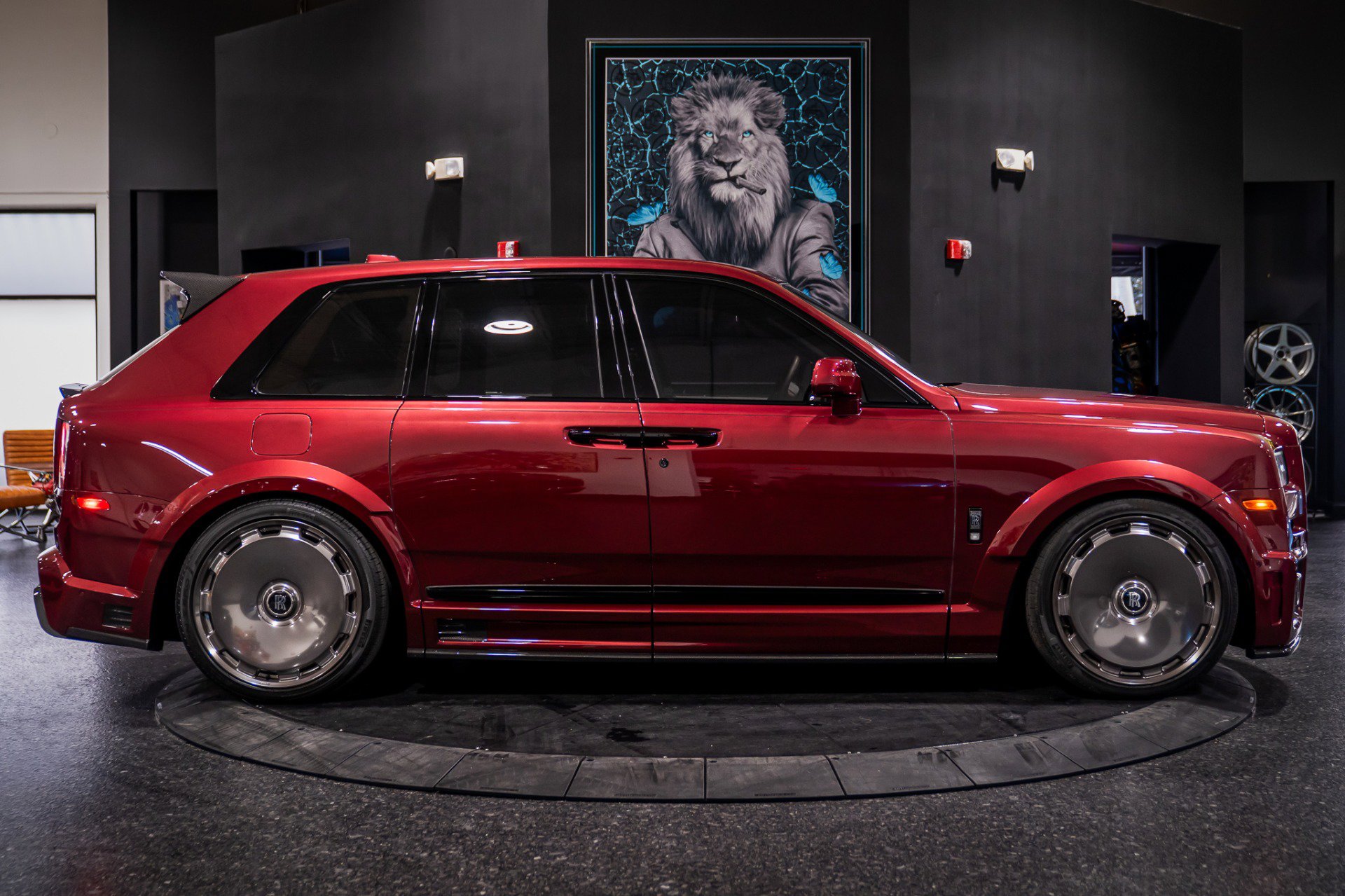 Used 2022 Rolls-Royce Cullinan Black Badge w/ Dark Exterior Package image 10