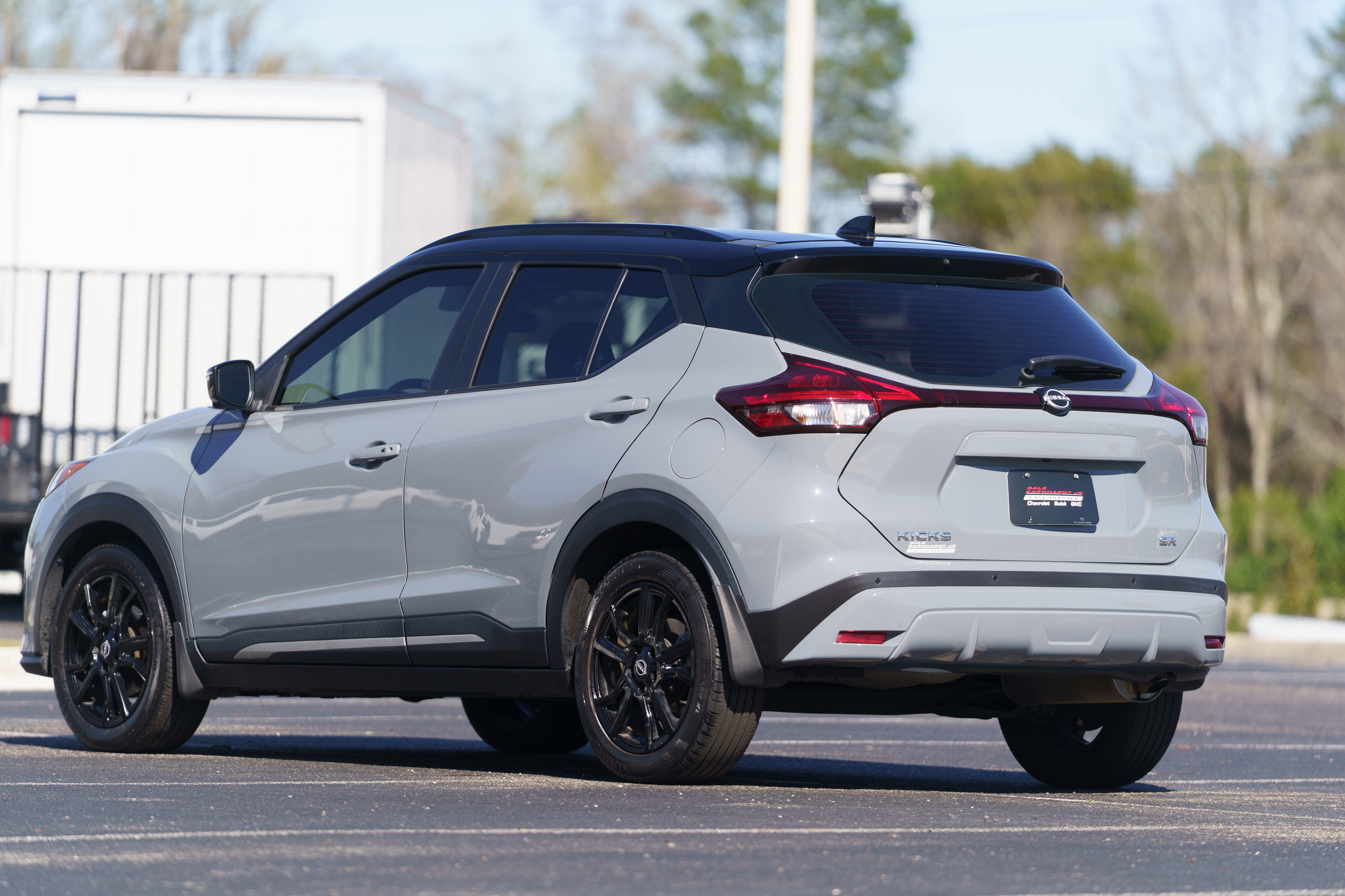 Used 2023 Nissan Kicks SR image 3