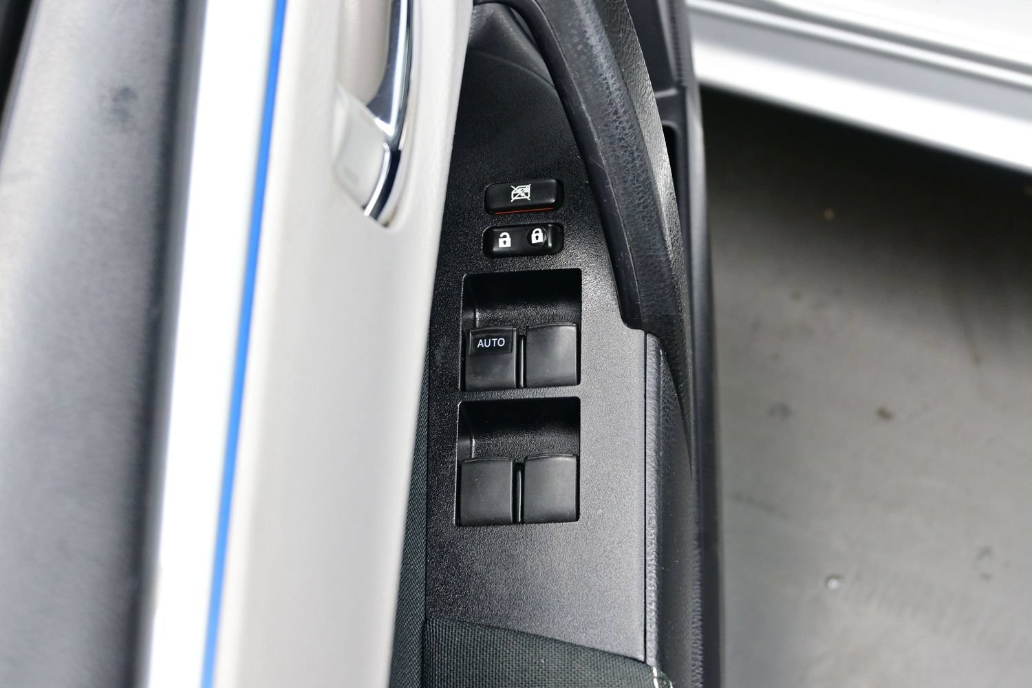 Used 2016 Toyota Corolla LE FWD image 13