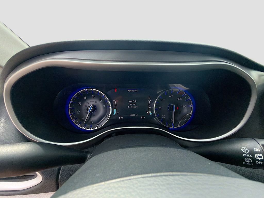 Used 2022 Chrysler Pacifica Touring-L image 37