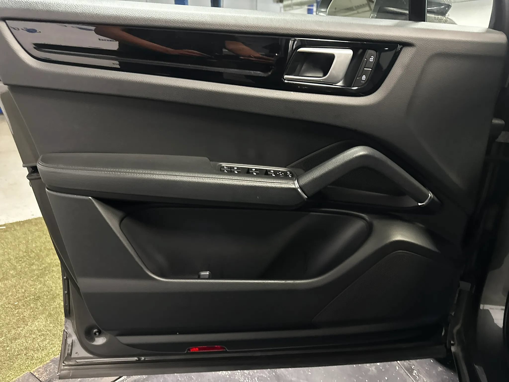 Used 2022 Porsche Cayenne AWD/4WD image 9