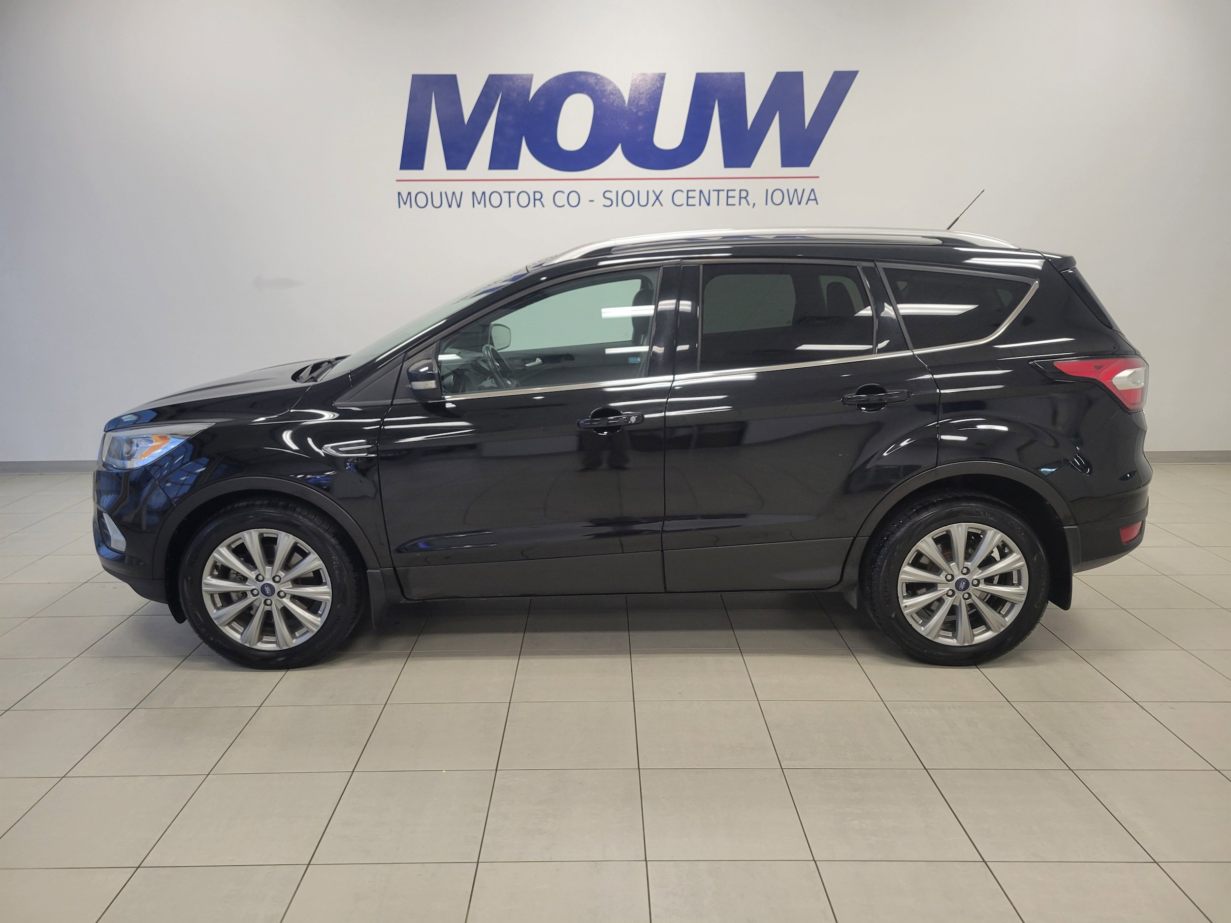 Used 2017 Ford Escape Titanium image 1