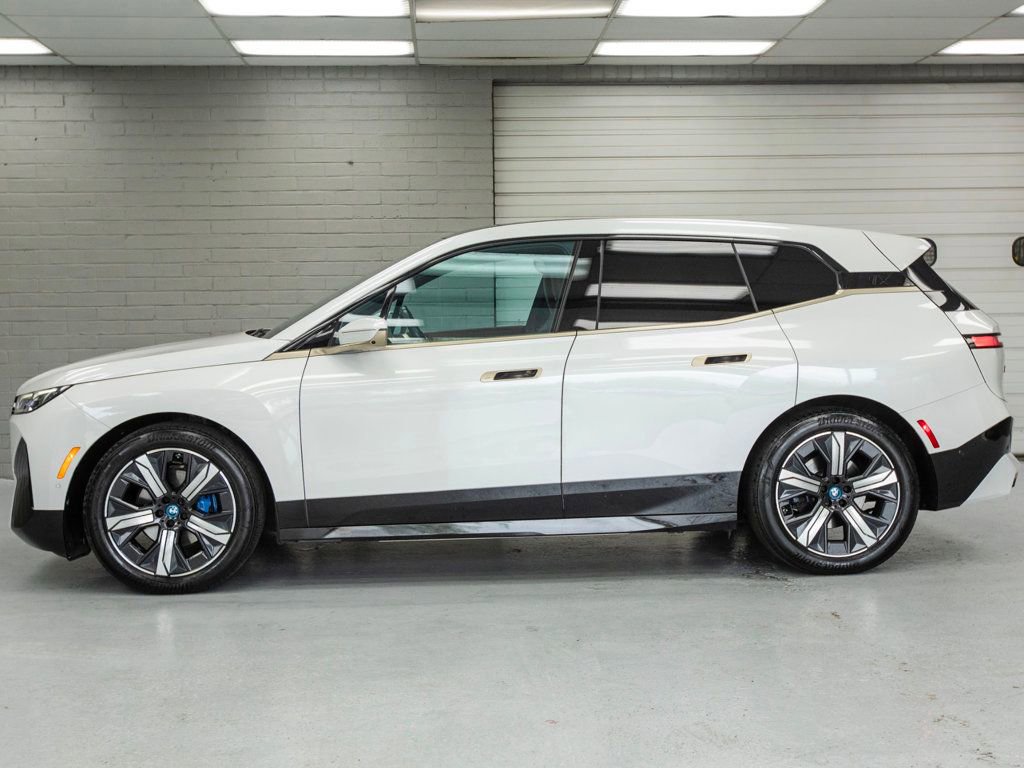 Used 2023 BMW iX xDrive50 w/ Premium Package AWD/4WD image 4