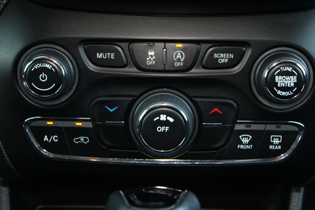 Used 2020 Jeep Cherokee Latitude Plus AWD/4WD image 20