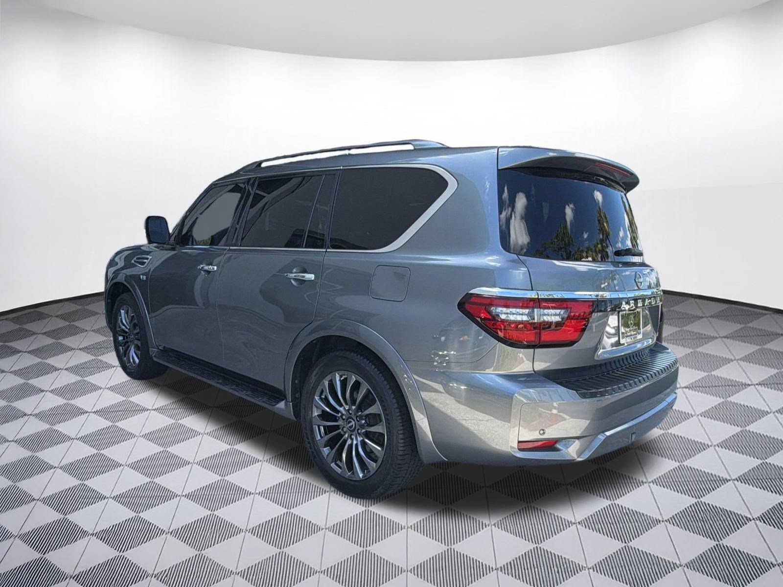Used 2021 Nissan Armada Platinum w/ Captain's Chairs Package RWD image 3