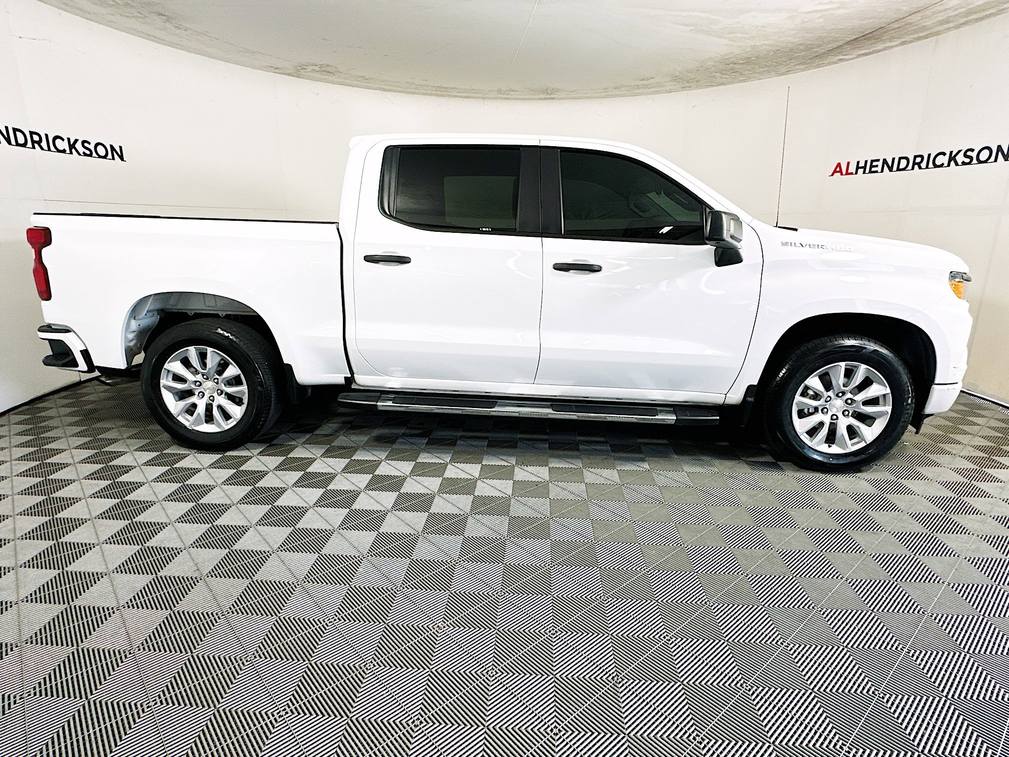 Used 2023 Chevrolet Silverado 1500 Custom image 2