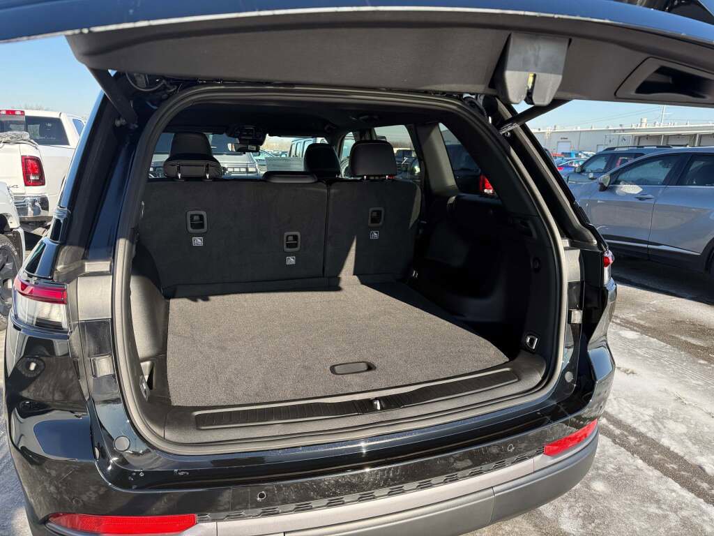 New 2026 Jeep Grand Cherokee Altitude image 19